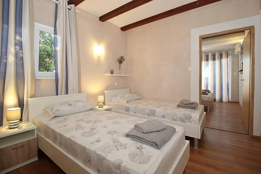 Rooms And Apartments Porto Del Mar B & B Medulin Guest house
